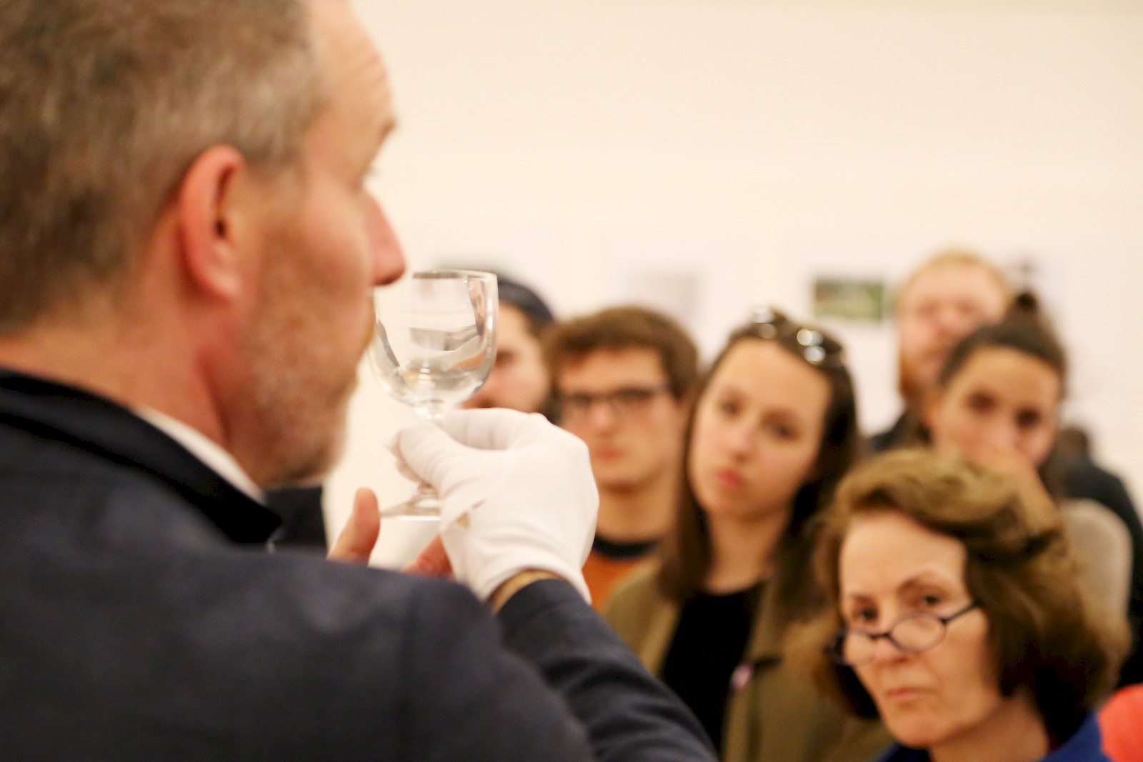 Fiona Knecht, Museum für Gestaltung am 20. April 2016, Christian Brändle mit einem für «Alessi» entworfenen Weinglas, ©VID/ZHDK 2016