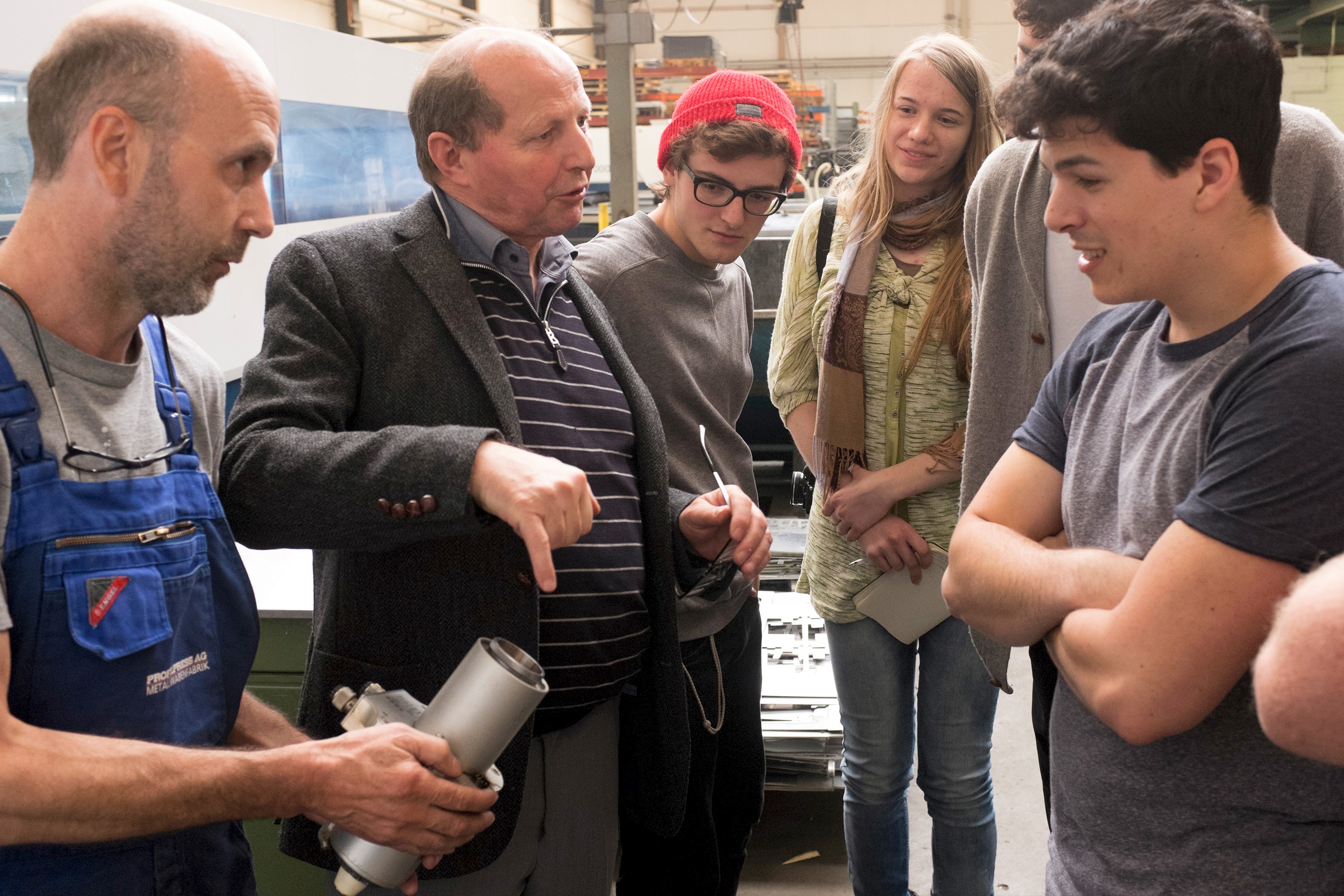 Michael Kennedy, Profilpress am 26. April 2016, Inhaber Herr Nietlispach (2. von links) erklärt die Fertigungsmethoden anhand eines Bauteils, ©VID/ZHDK 2016