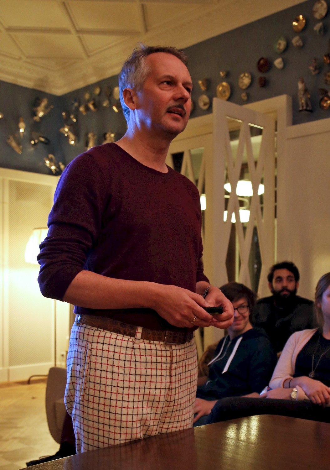 Roger Buergel begrüsst die Studierenden im Johann Jacobs Museum.
