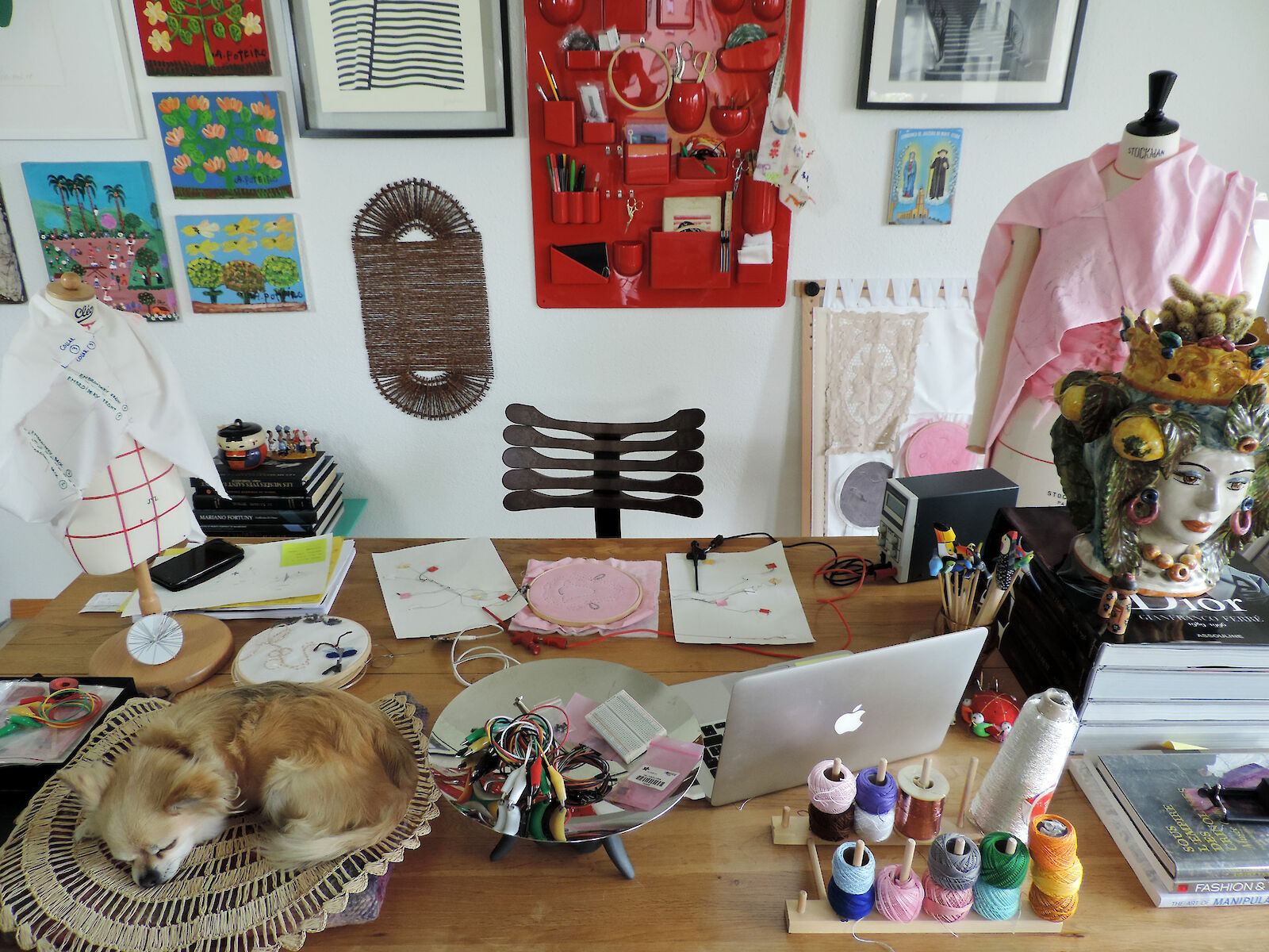 "Die Kraft des Rituals" – in unserer HOMESTORY erzählen die Studierenden, wie sie zuhause arbeiten. Bild: Andrea Wolf-Simone